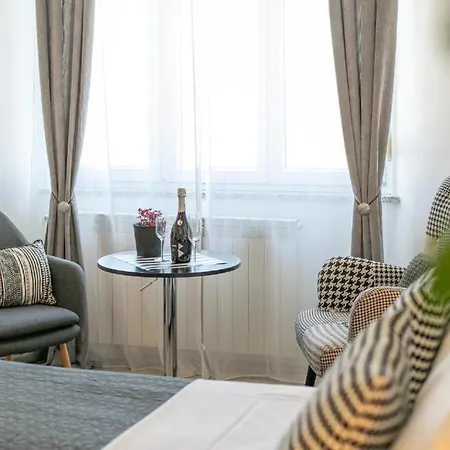 Polai Boutique With Free Parking דירה פולה